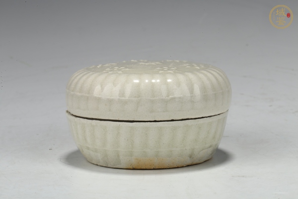 古玩南宋·白釉花卉紋胭脂盒真品鑒賞圖