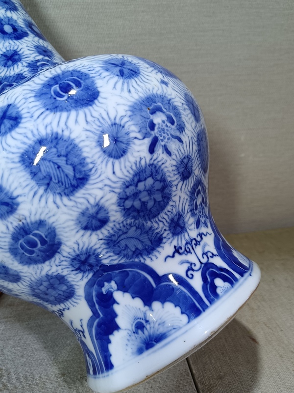 古玩陶瓷清中晚期青花花卉紋蒜頭瓶拍賣(mài)，當(dāng)前價(jià)格16800元