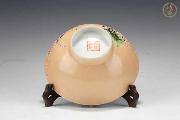 古玩陶瓷民國·珊瑚紅地彩繪喜鵲登梅紋碗真品鑒賞圖