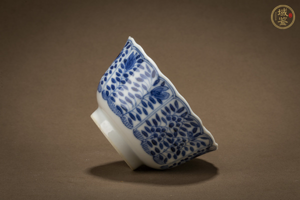 古玩陶瓷清光緒·青花洞石花卉紋花口杯碟真品鑒賞圖