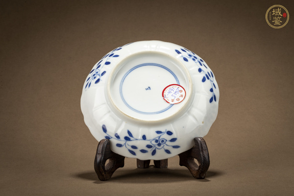 古玩陶瓷清光緒·青花洞石花卉紋花口杯碟真品鑒賞圖