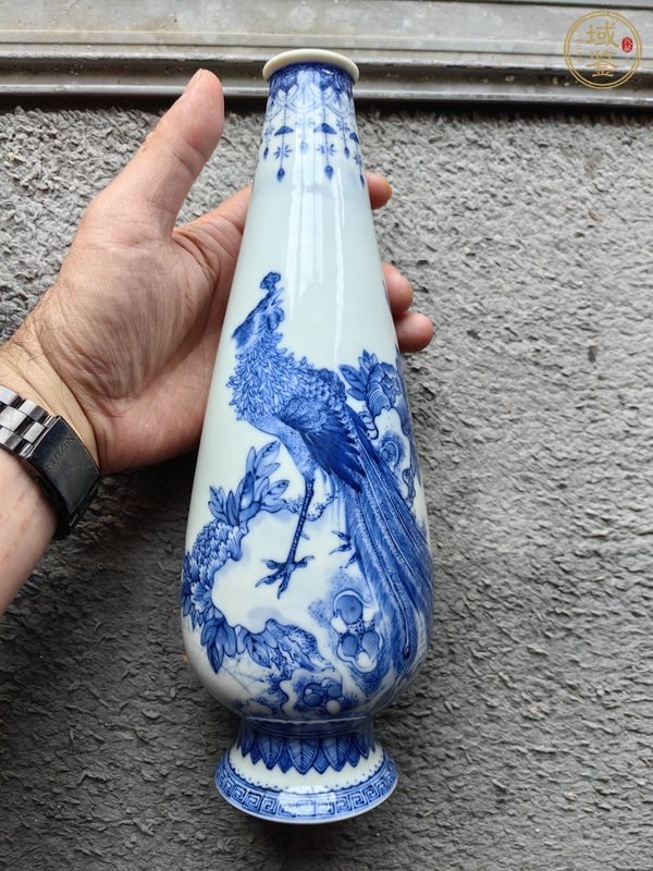 古玩民國洞石花卉孔雀紋青花玉米賞瓶真品鑒賞圖