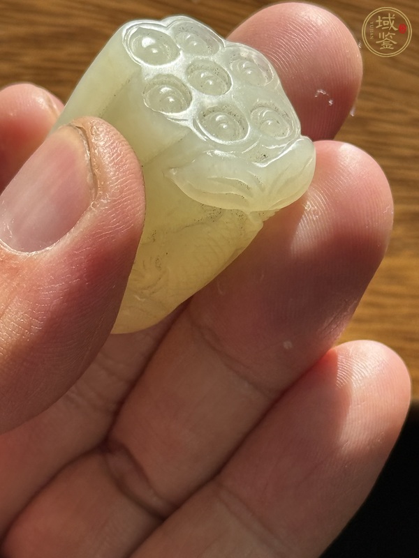 古玩玉器和田玉蓮蓬型掛墜真品鑒賞圖