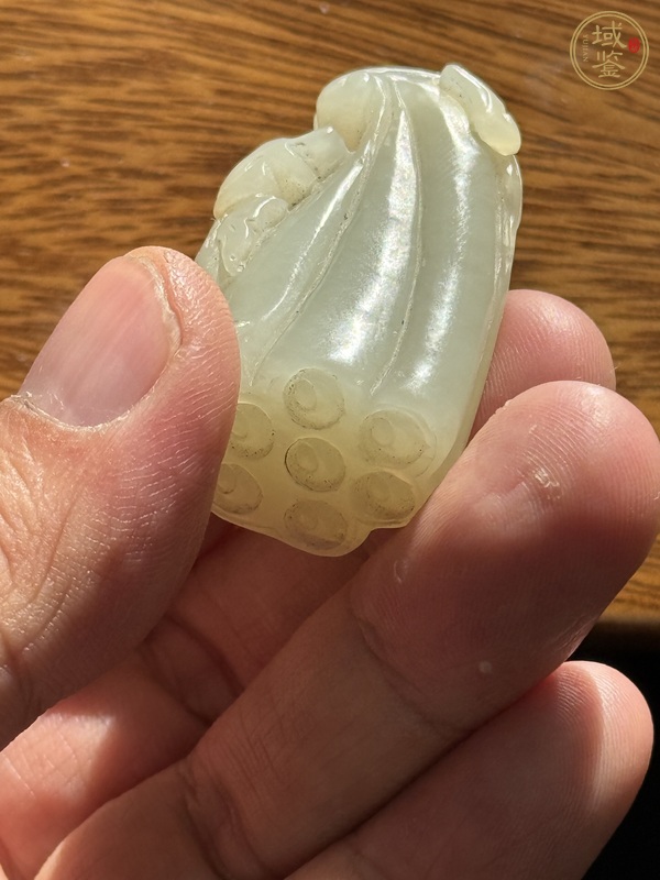 古玩玉器和田玉蓮蓬型掛墜真品鑒賞圖