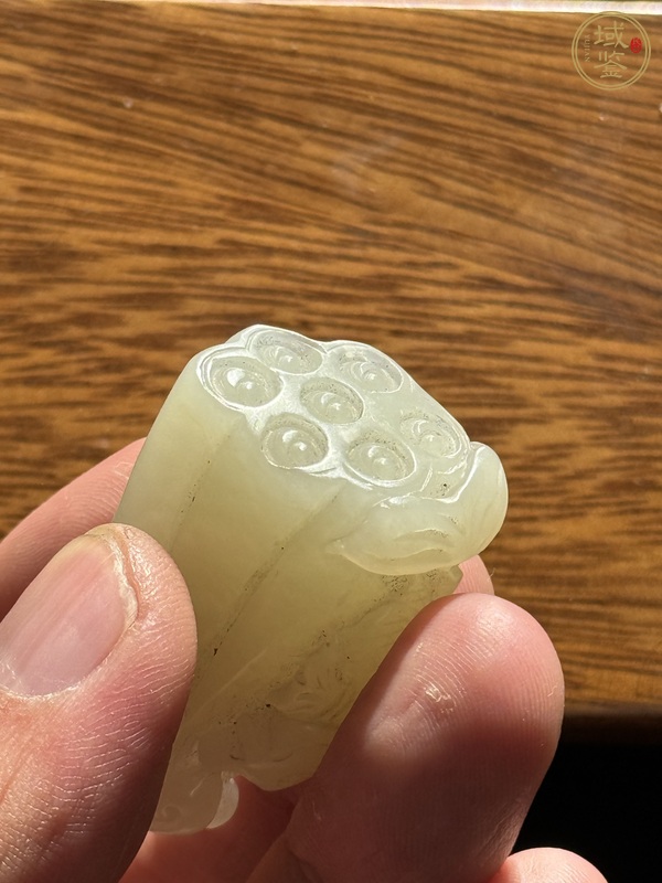 古玩玉器和田玉蓮蓬型掛墜真品鑒賞圖