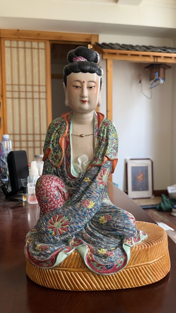 古玩轉(zhuǎn)賣曾龍升造粉彩觀音坐像拍賣，當(dāng)前價(jià)格199元