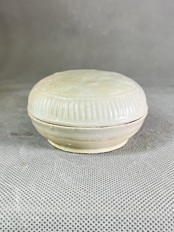古玩陶瓷宋~青白釉花卉紋粉盒拍賣，當(dāng)前價(jià)格1888元