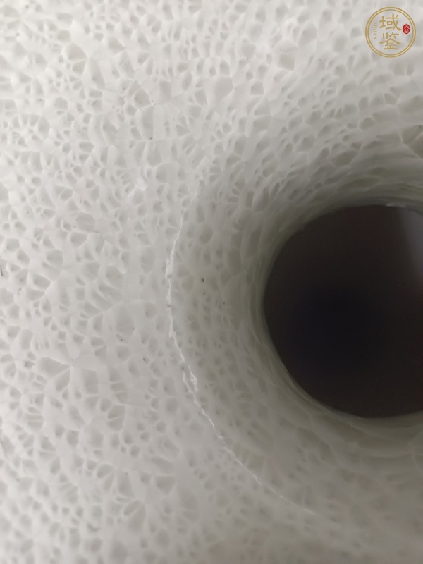 古玩陶瓷白釉結(jié)晶花卉紋瓶真品鑒賞圖