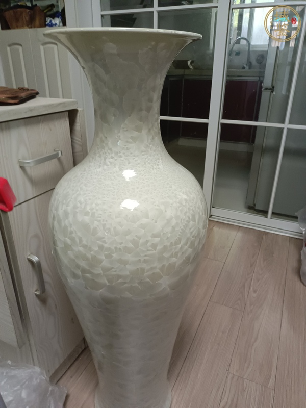 古玩陶瓷白釉結(jié)晶花卉紋瓶真品鑒賞圖