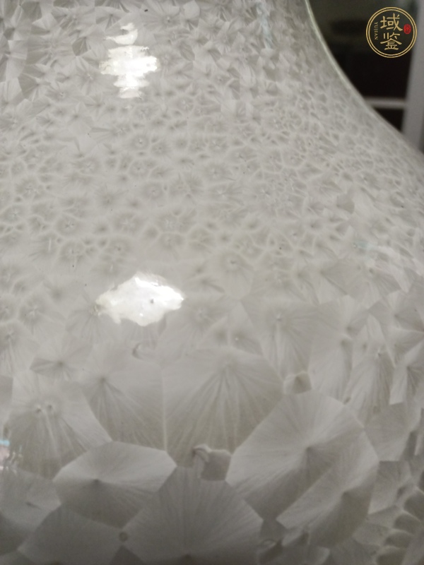 古玩陶瓷白釉結(jié)晶花卉紋瓶真品鑒賞圖
