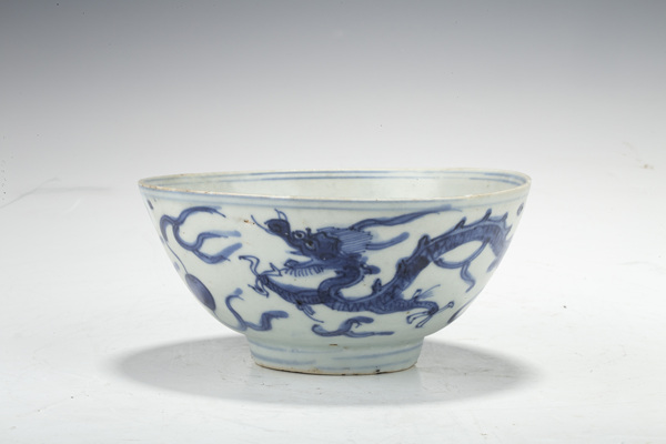 古玩陶瓷明萬歷·青花趕珠龍紋碗拍賣，當(dāng)前價(jià)格2764元