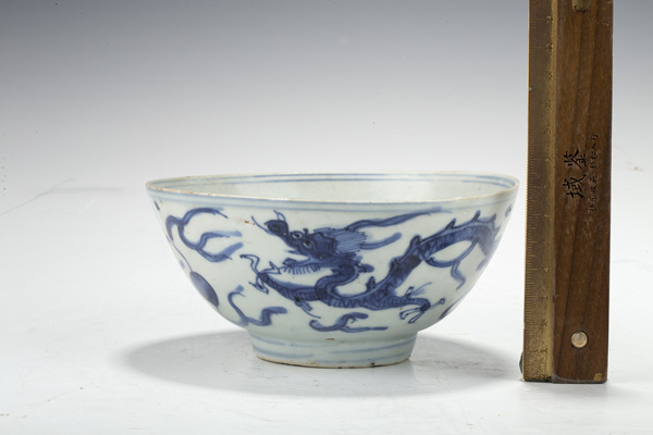 古玩陶瓷明萬歷·青花趕珠龍紋碗拍賣，當(dāng)前價(jià)格2764元