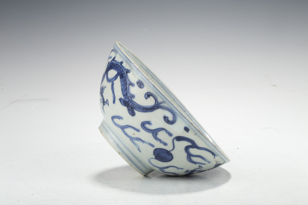 古玩陶瓷明萬歷·青花趕珠龍紋碗拍賣，當(dāng)前價(jià)格2764元