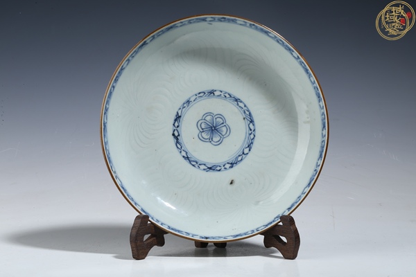 古玩陶瓷青花暗刻花卉紋盤真品鑒賞圖