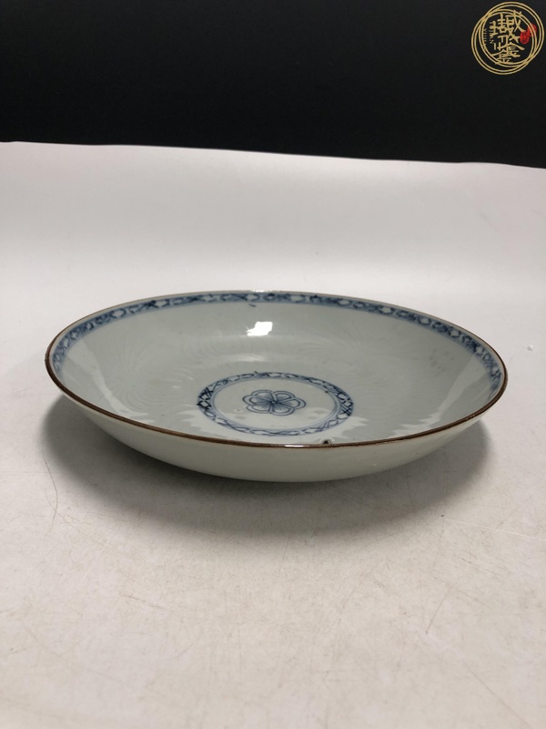 古玩陶瓷青花暗刻花卉紋盤真品鑒賞圖