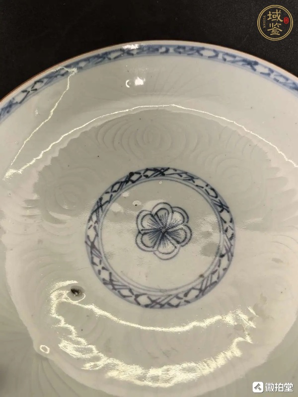 古玩陶瓷青花暗刻花卉紋盤真品鑒賞圖