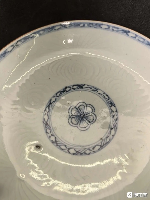 古玩陶瓷清早期·青花暗刻花卉紋大盤拍賣，當(dāng)前價格3288元