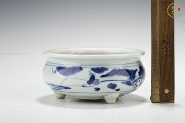 古玩陶瓷清中早·青花山水人物紋三足爐真品鑒賞圖