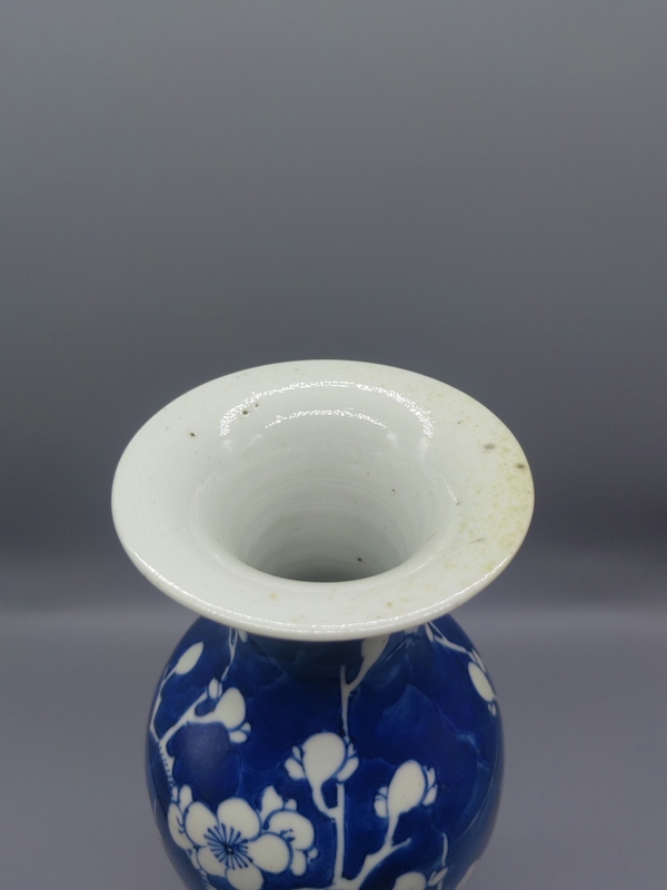 古玩陶瓷晚清青花冰梅觀音瓶拍賣，當(dāng)前價(jià)格3888元