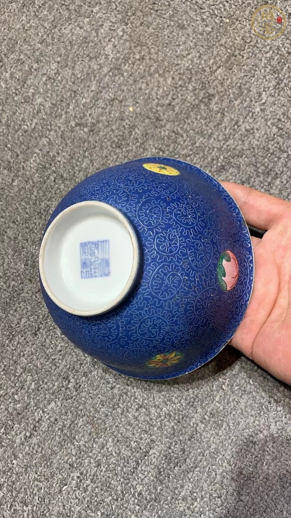 古玩陶瓷藍(lán)地壓道粉彩皮球花卉紋碗真品鑒賞圖