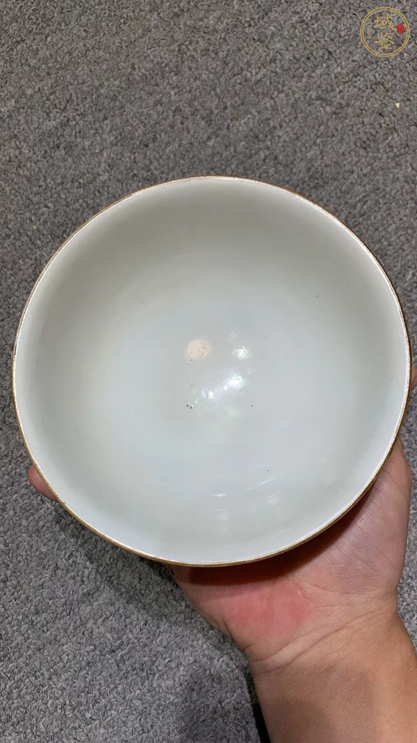 古玩陶瓷藍(lán)地壓道粉彩皮球花卉紋碗真品鑒賞圖