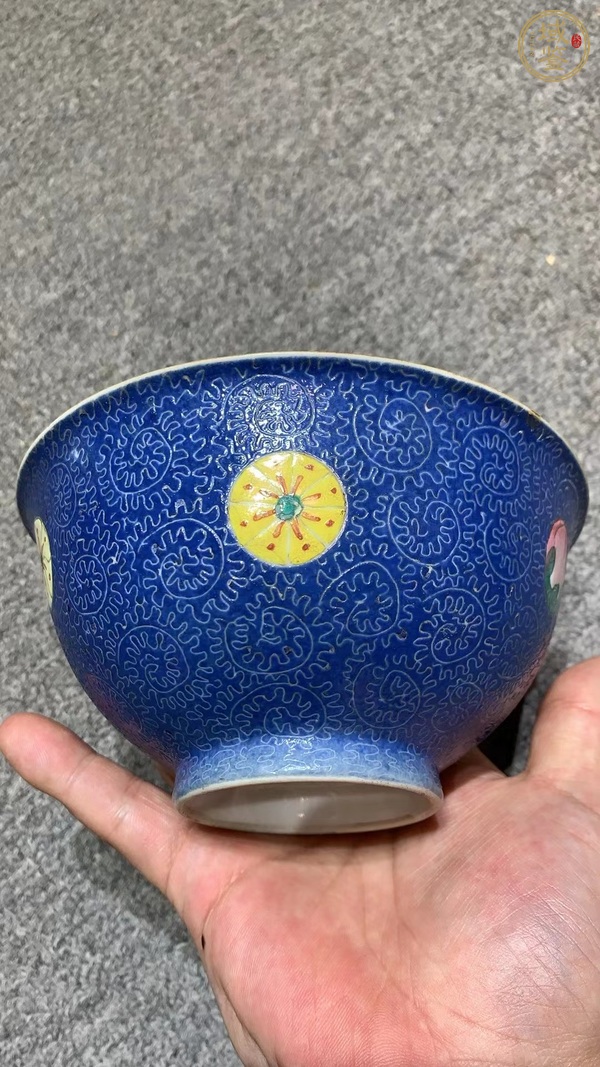 古玩陶瓷藍(lán)地壓道粉彩皮球花卉紋碗真品鑒賞圖