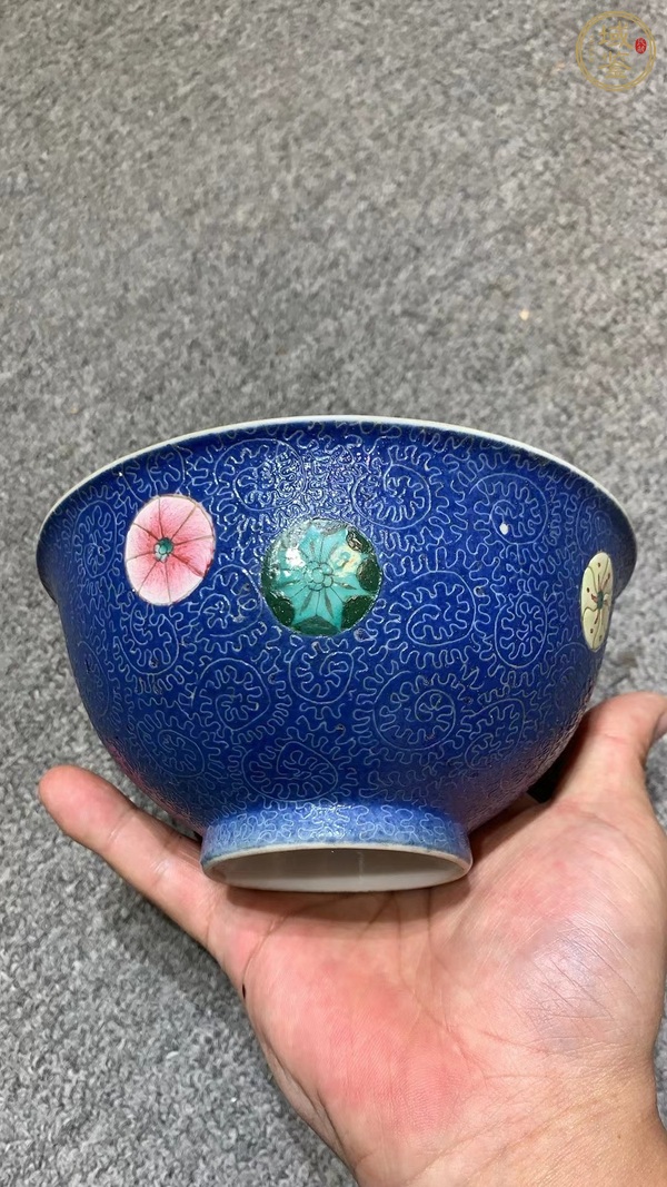 古玩陶瓷藍(lán)地壓道粉彩皮球花卉紋碗真品鑒賞圖