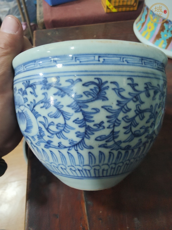 古玩陶瓷纏枝花卉紋青花缸真品鑒賞圖