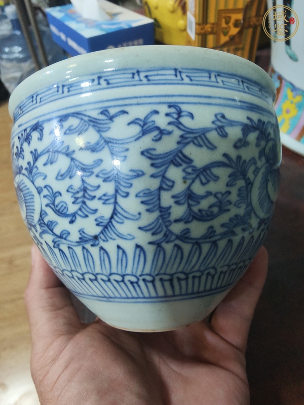 古玩陶瓷纏枝花卉紋青花缸真品鑒賞圖