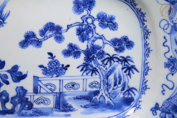 古玩陶瓷清乾隆·青花開窗洞石欄桿松樹花鳥紋八方盤真品鑒賞圖