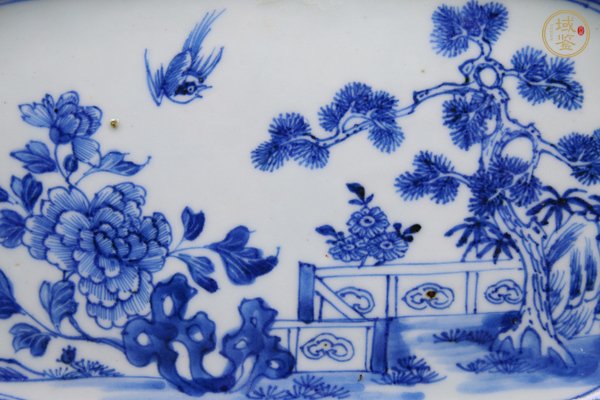 古玩陶瓷清乾隆·青花開窗洞石欄桿松樹花鳥紋八方盤真品鑒賞圖