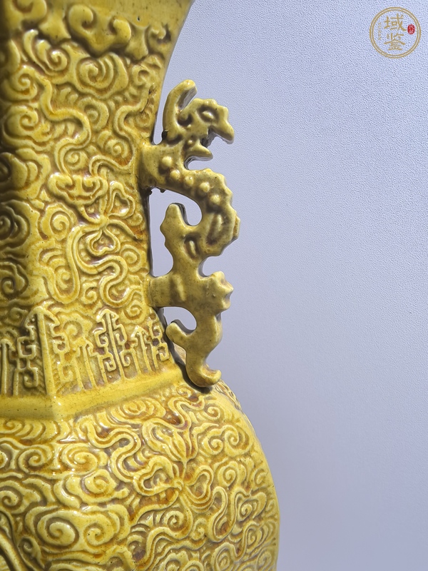 古玩陶瓷黃釉六方雙耳瓶真品鑒賞圖