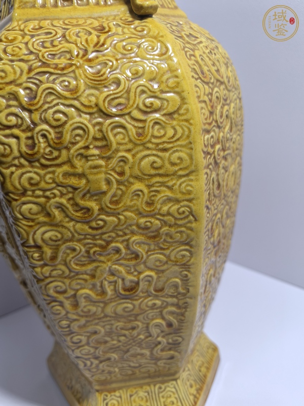 古玩陶瓷黃釉六方雙耳瓶真品鑒賞圖