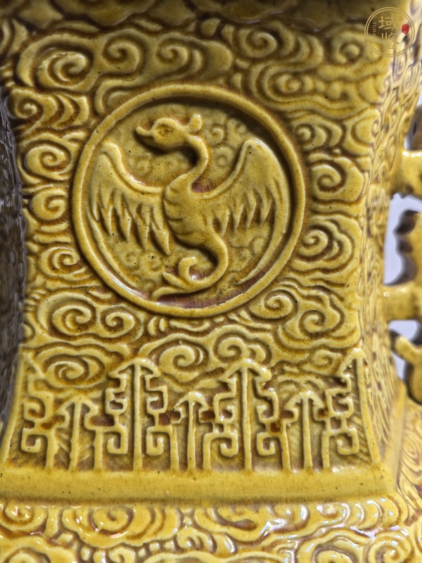 古玩陶瓷黃釉六方雙耳瓶真品鑒賞圖