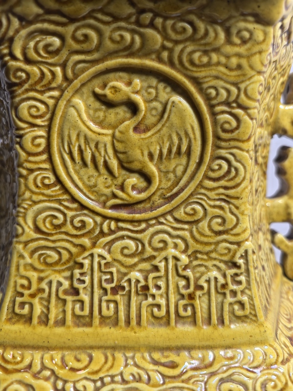古玩陶瓷黃釉六方雙耳瓶拍賣，當(dāng)前價(jià)格3500元