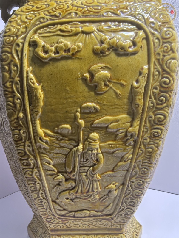 古玩陶瓷黃釉六方雙耳瓶真品鑒賞圖