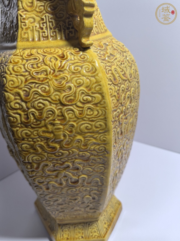 古玩陶瓷黃釉六方雙耳瓶真品鑒賞圖