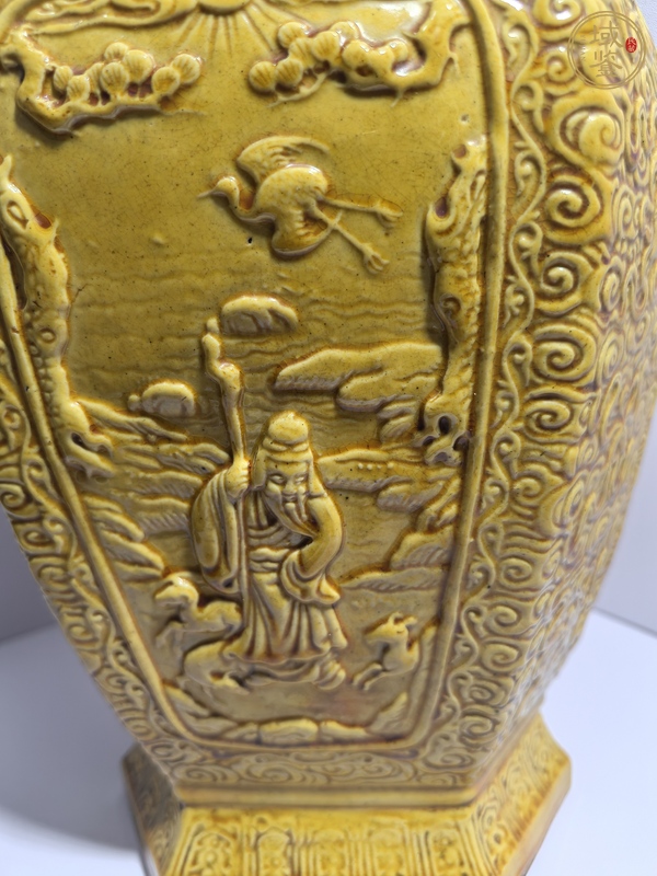 古玩陶瓷黃釉六方雙耳瓶真品鑒賞圖