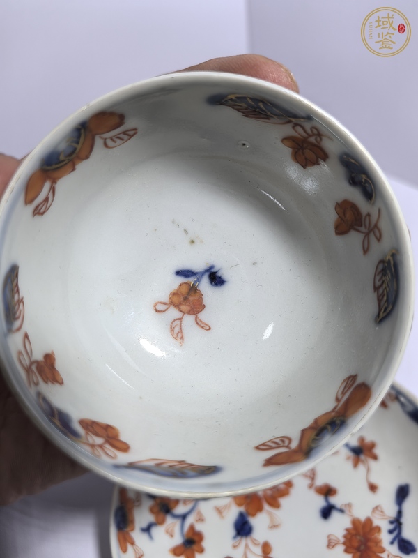 古玩陶瓷青花礬紅花卉紋杯盤真品鑒賞圖