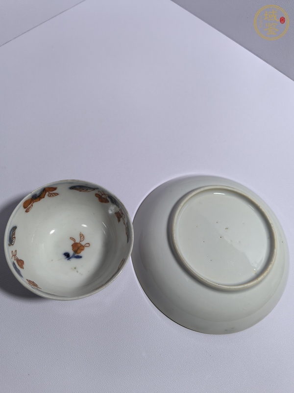 古玩陶瓷青花礬紅花卉紋杯盤真品鑒賞圖