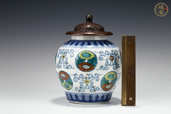 古玩陶瓷清道光·斗彩團(tuán)花紋蓋罐真品鑒賞圖