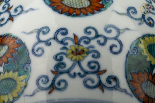 古玩陶瓷清道光·斗彩團(tuán)花紋蓋罐真品鑒賞圖