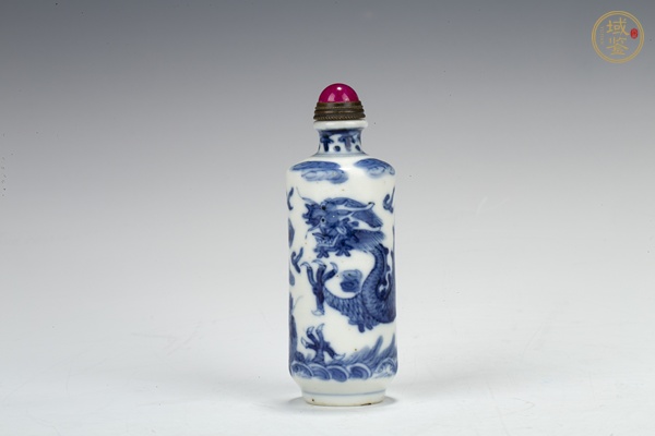 古玩陶瓷清晚·青花雙龍戲珠紋鼻煙壺真品鑒賞圖
