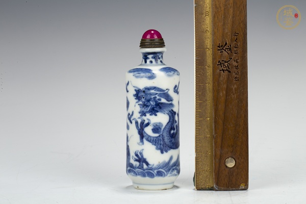 古玩陶瓷清晚·青花雙龍戲珠紋鼻煙壺真品鑒賞圖