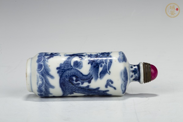 古玩陶瓷清晚·青花雙龍戲珠紋鼻煙壺真品鑒賞圖