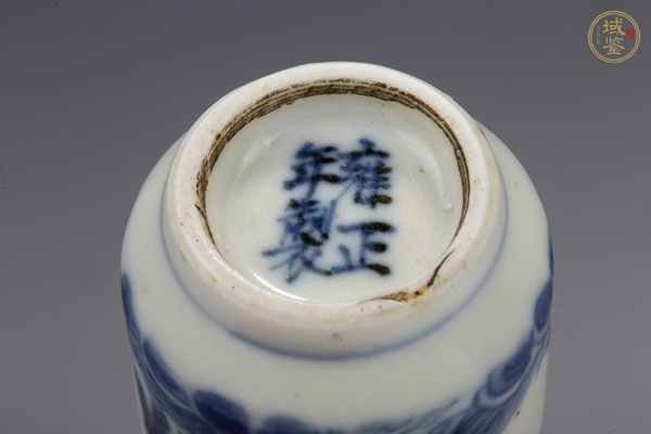 古玩陶瓷清晚·青花雙龍戲珠紋鼻煙壺真品鑒賞圖