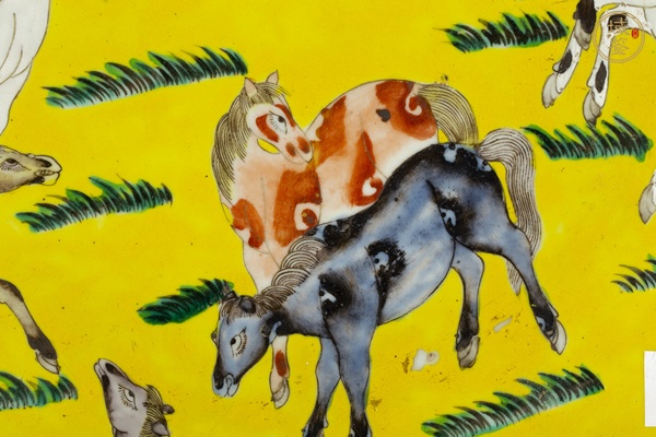 古玩陶瓷清晚·黃地粉彩八駿圖大盤真品鑒賞圖