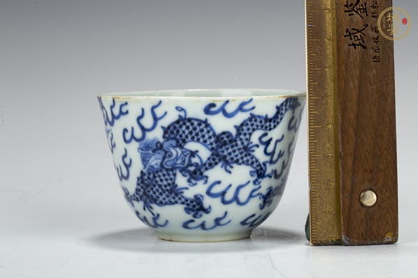 古玩陶瓷清晚·青花云龍紋杯真品鑒賞圖