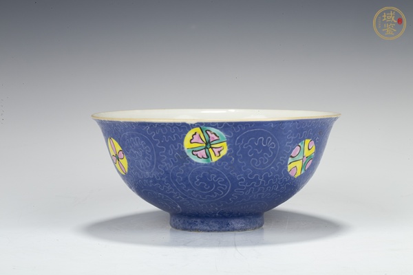 古玩清乾隆·藍(lán)地軋道粉彩皮球花紋碗真品鑒賞圖