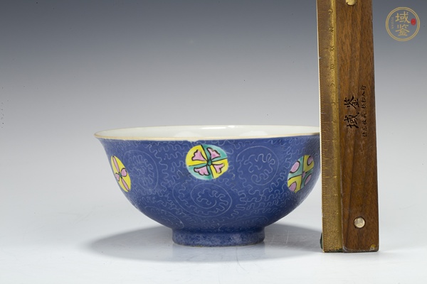 古玩陶瓷清乾隆·藍(lán)地軋道粉彩皮球花紋碗真品鑒賞圖
